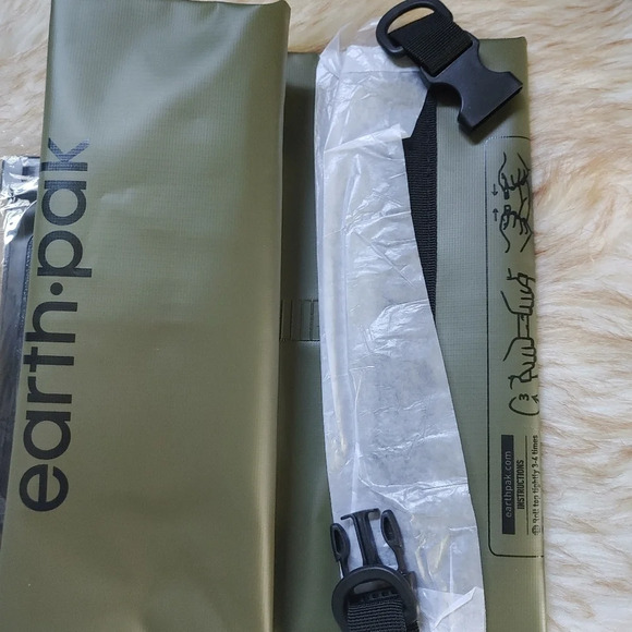 Earth Pak Roll Top Dry Bag + Phone Case 10L Black Waterproof Gear Protection New - Picture 3 of 6